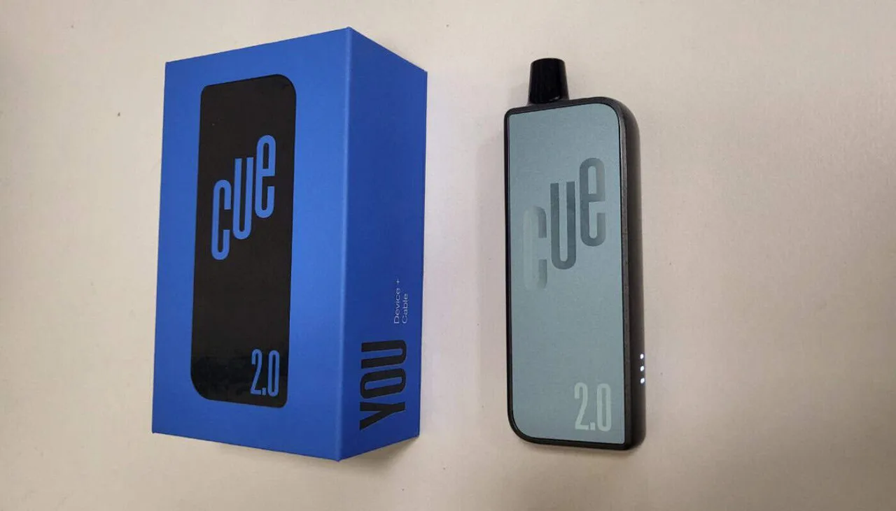 Cue 2.0 in hand