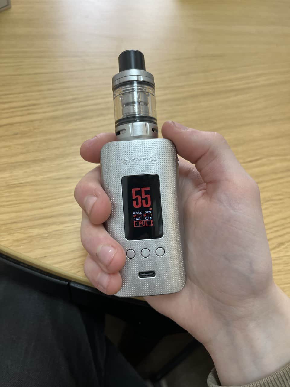 Vaporesso Gen 200 in Hand